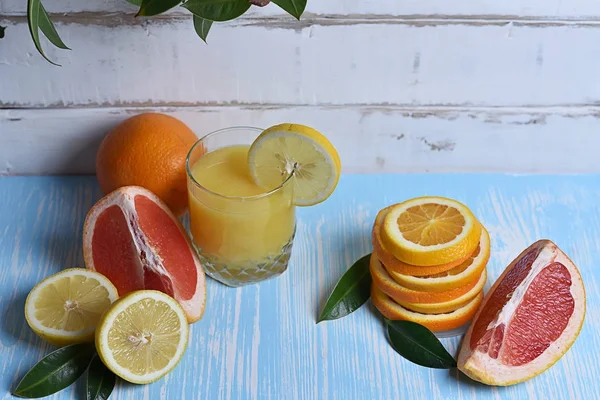 Owoce i sok na stole — Zdjęcie stockowe