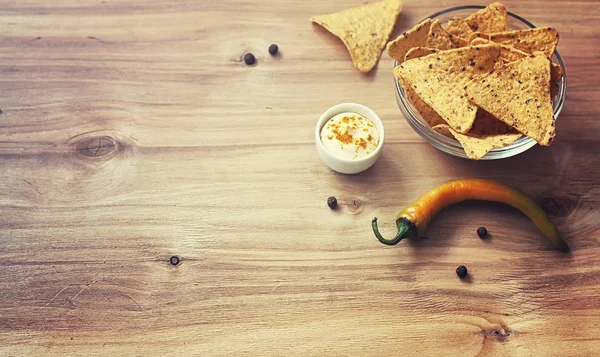 Mısır cipsi kavanozun içinde. Bira Meksika cips için geleneksel snack