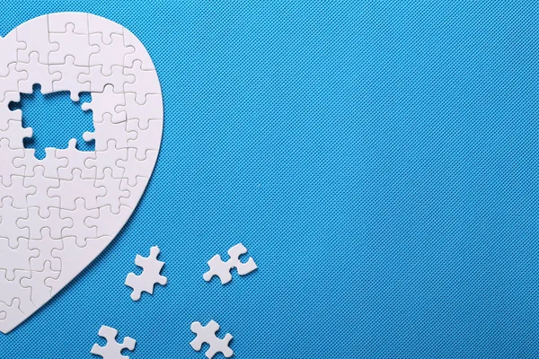 Bir bulmaca mavi bir arka plan üzerinde beyaz ayrıntıları. Bir bulmaca bir pu olduğunu