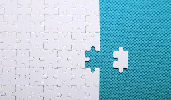 Bir bulmaca yeşil zemin üzerine beyaz ayrıntıları. Bir puz bir bilmece olduğunu