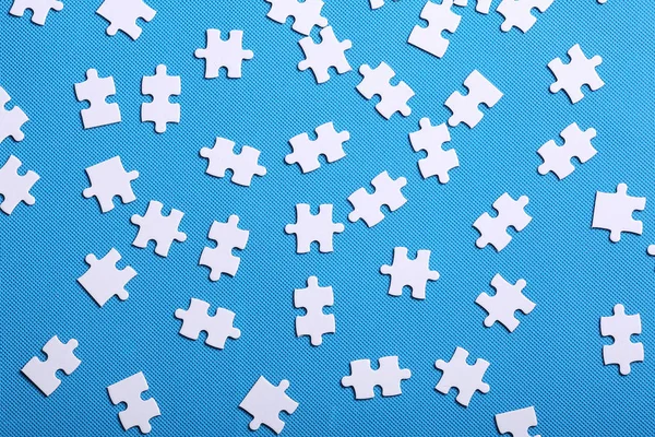 Szczegóły biały puzzle na niebieskim tle. Puzzle to pu — Zdjęcie stockowe