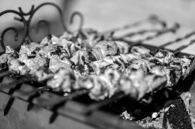 Kebap açık havada pişer