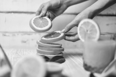 Tahta bir masanın üzerinde yatan turuncu