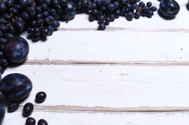 Masanın üzerinde üzüm ve Erik