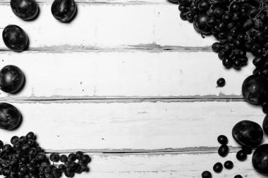 Masanın üzerinde üzüm ve Erik