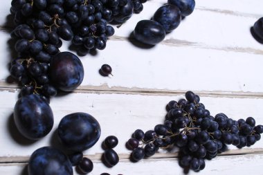 Masanın üzerinde üzüm ve Erik