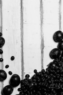 Masanın üzerinde üzüm ve Erik