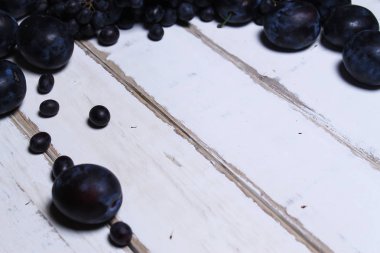 Masanın üzerinde üzüm ve Erik