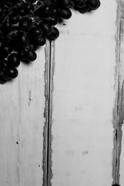 Tahta bir masanın üzerinde yatan üzüm