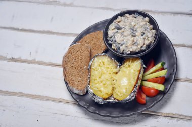 Fırında patates sebze ve mantar ile