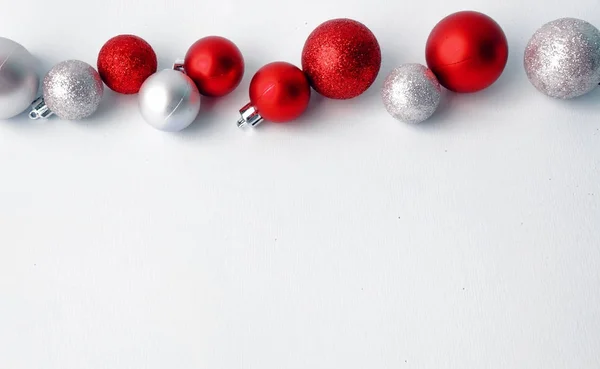 Juguetes de árbol de Navidad sobre un fondo blanco. Decoraciones de Navidad — Foto de Stock