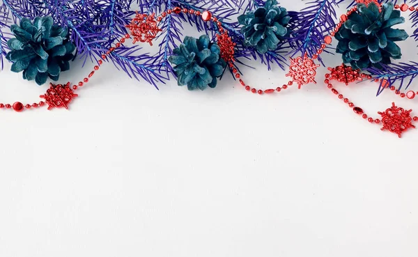 白い背景の上のおもちゃをクリスマス ツリー。クリスマスの装飾 — ストック写真