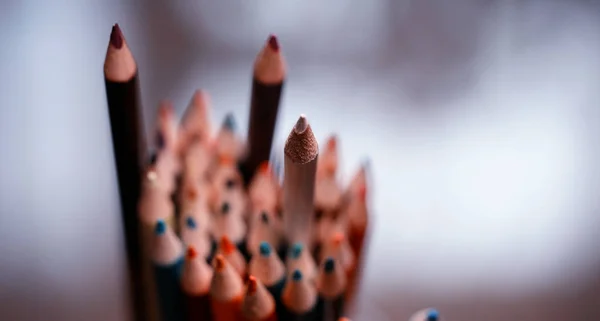 Многоцветные карандаши на столе. Куча цветных карандашей ти — стоковое фото