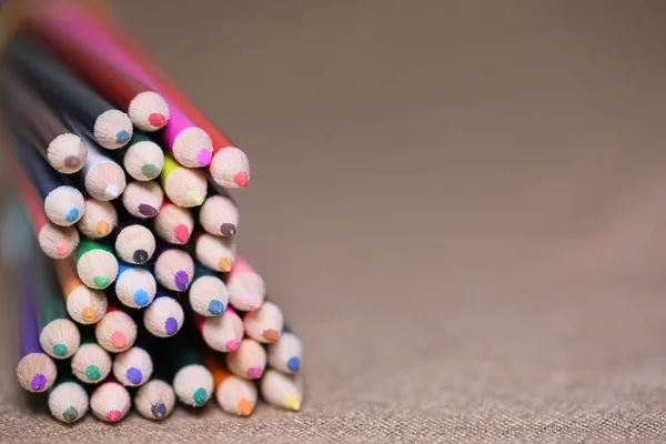 Πολύχρωμα μολύβια πάνω στο τραπέζι. Μια στοίβα από χρωματιστά μολύβια ti — Φωτογραφία Αρχείου