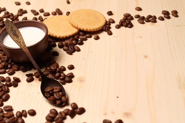 Café y galletas con leche — Foto de Stock