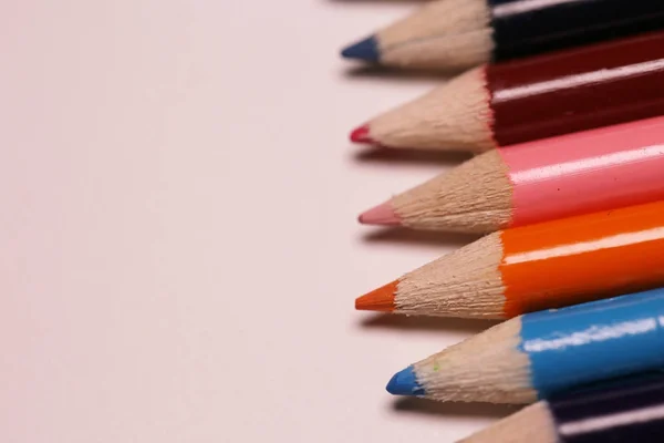 Lápices multicolores sobre la mesa. Una pila de lápices de colores ti — Foto de Stock