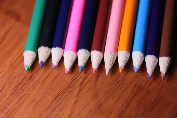 Lápices multicolores sobre la mesa. Una pila de lápices de colores ti — Foto de Stock