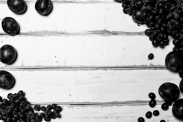 Masanın üzerinde üzüm ve Erik