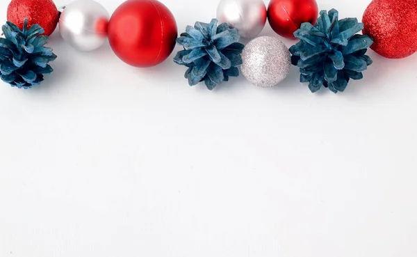 Brinquedos de árvore de Natal em um fundo branco. Decorações de Natal — Fotografia de Stock