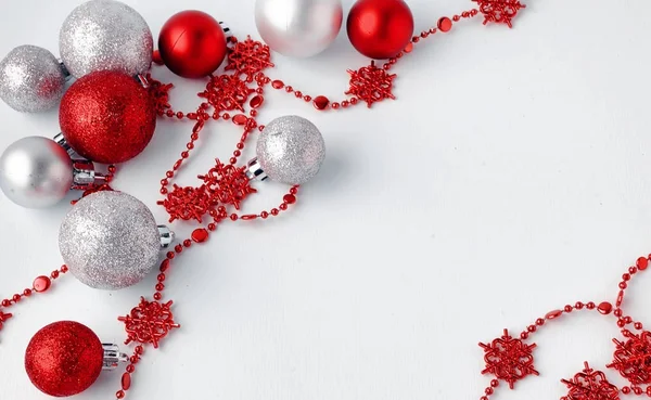 Juguetes de árbol de Navidad sobre un fondo blanco. Decoraciones de Navidad — Foto de Stock