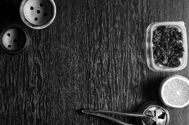 Nargile aksesuarları masanın üzerinde. Sigara Shisha. Enviro rahatlatıcı