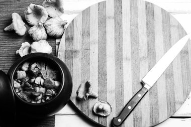 toprak kap mantarlı patates. Ormandan gelen mantar