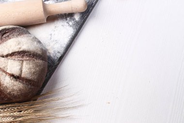 Taze pişmiş ekmek buğday kulaklı. Buğday sarı. Kahvaltı