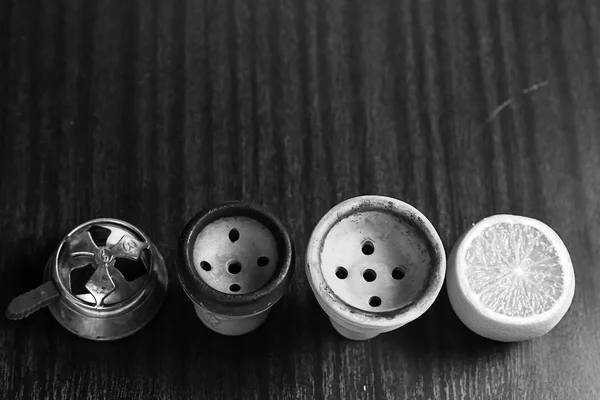 Nargile aksesuarları masanın üzerinde. Sigara Shisha. Enviro rahatlatıcı