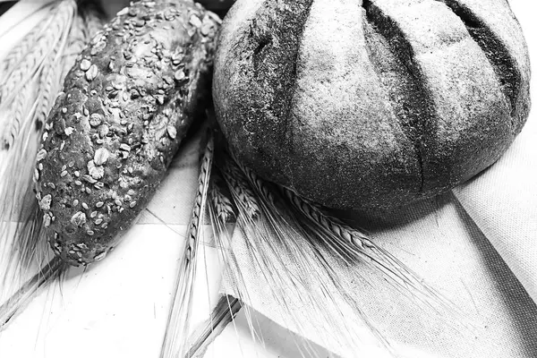 Fresh baked bread with ears of wheat. Wheat yellow. Breakfast is — Stock Photo, Image