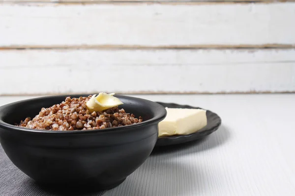 Porridge di grano saraceno sul tavolo. Grano saraceno bollito. La colazione è — Foto Stock