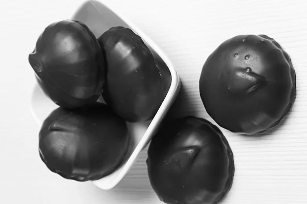 Marshmallows in chocolate on the plate. Marshmallows in chocolat — Stock Photo, Image