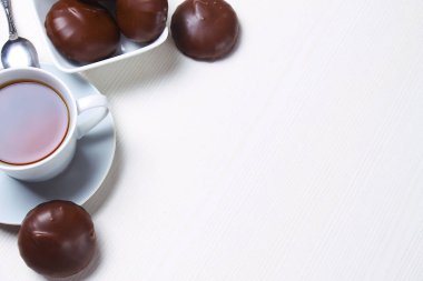 Plaka üzerinde çikolata şekerleme. Lezzetli tatlı. Tatlı