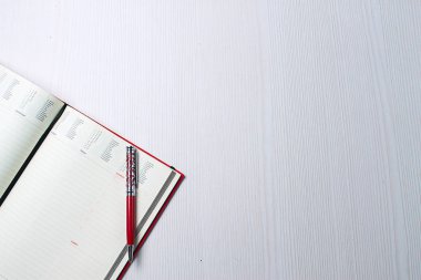 Masanın üzerinde yatan ileti örneği. Ofiste tabloda. Workplac