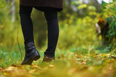 Parkta bir yürüyüş botları. Güzel sonbahar ormandır. Sarı