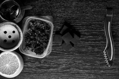 Nargile aksesuarları masanın üzerinde. Sigara Shisha. Enviro rahatlatıcı