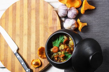 toprak kap mantarlı patates. Ormandan gelen mantar