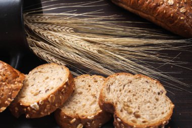 Taze pişmiş ekmek buğday kulaklı. Buğday sarı. Kahvaltı