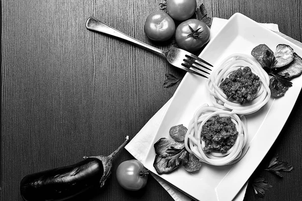 Італійська паста з м'ясом на тарілку в кафе. Італійська паста з — стокове фото