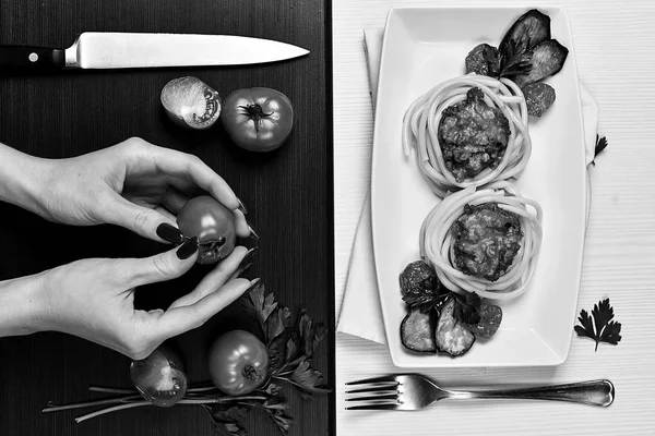 Večeře v restauraci. Rukou talíře s jídlem. Vidlice k jídlu. — Stock fotografie