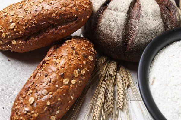 Pan recién horneado con espigas de trigo. Trigo amarillo. El desayuno es — Foto de Stock