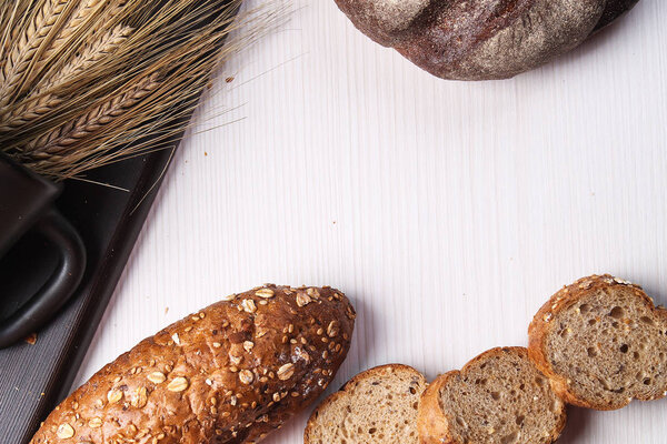 Свежий хлеб с колосьями пшеницы. Пшеничный желтый. Завтрак...
