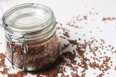 karabuğday masanın üzerinde dağınık olduğunu. Sağlıklı sağlıklı yemek. Buc