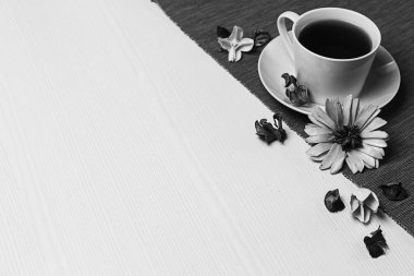 Kahvaltı için masaya reçel çay. Hızlı bir aperatif. İyi bir moo