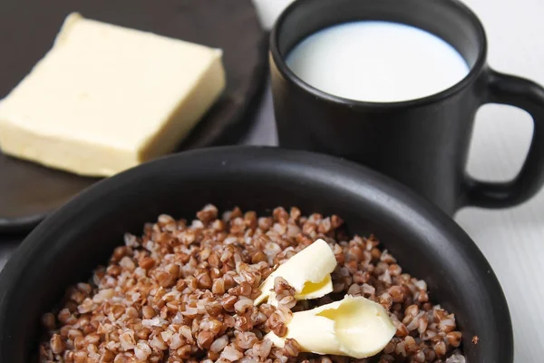 Gachas de trigo sarraceno en la mesa. Alforfón cocido. El desayuno es —  Fotos de Stock