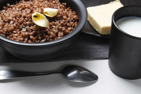 Gachas de trigo sarraceno en la mesa. Alforfón cocido. El desayuno es —  Fotos de Stock