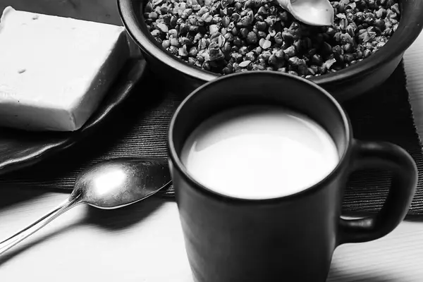 Buchweizenbrei auf dem Tisch.Buchweizenbrei auf dem Tisch. — Stockfoto