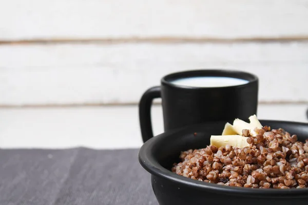 Porridge di grano saraceno sul tavolo. Grano saraceno bollito. La colazione è — Foto Stock