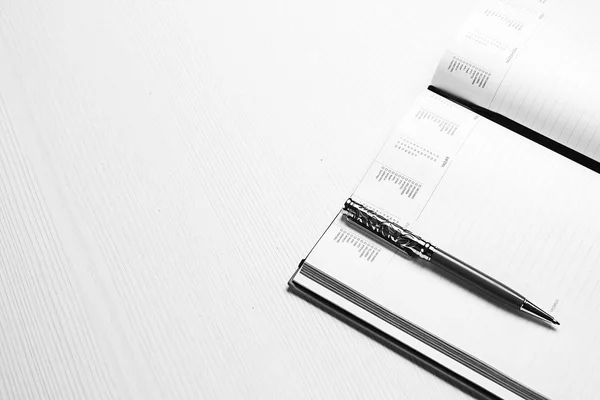 Masanın üzerinde yatan ileti örneği. Ofiste tabloda. Workplac