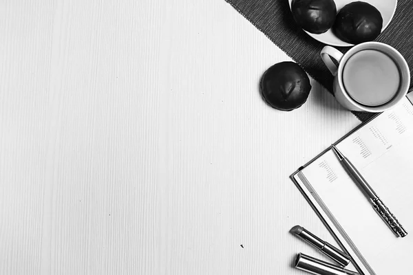 Masanın üzerinde yatan ileti örneği. Ofiste tabloda. Workplac