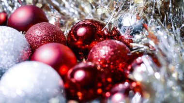 Noel topları ve tinsel evi dekore etmek için. Renkli garla